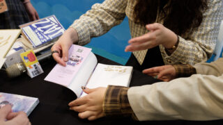 [漫画][资讯]【书展 26】韩国 BL 小说《定义关系》作者 Flona 来台签书亲回读者提问