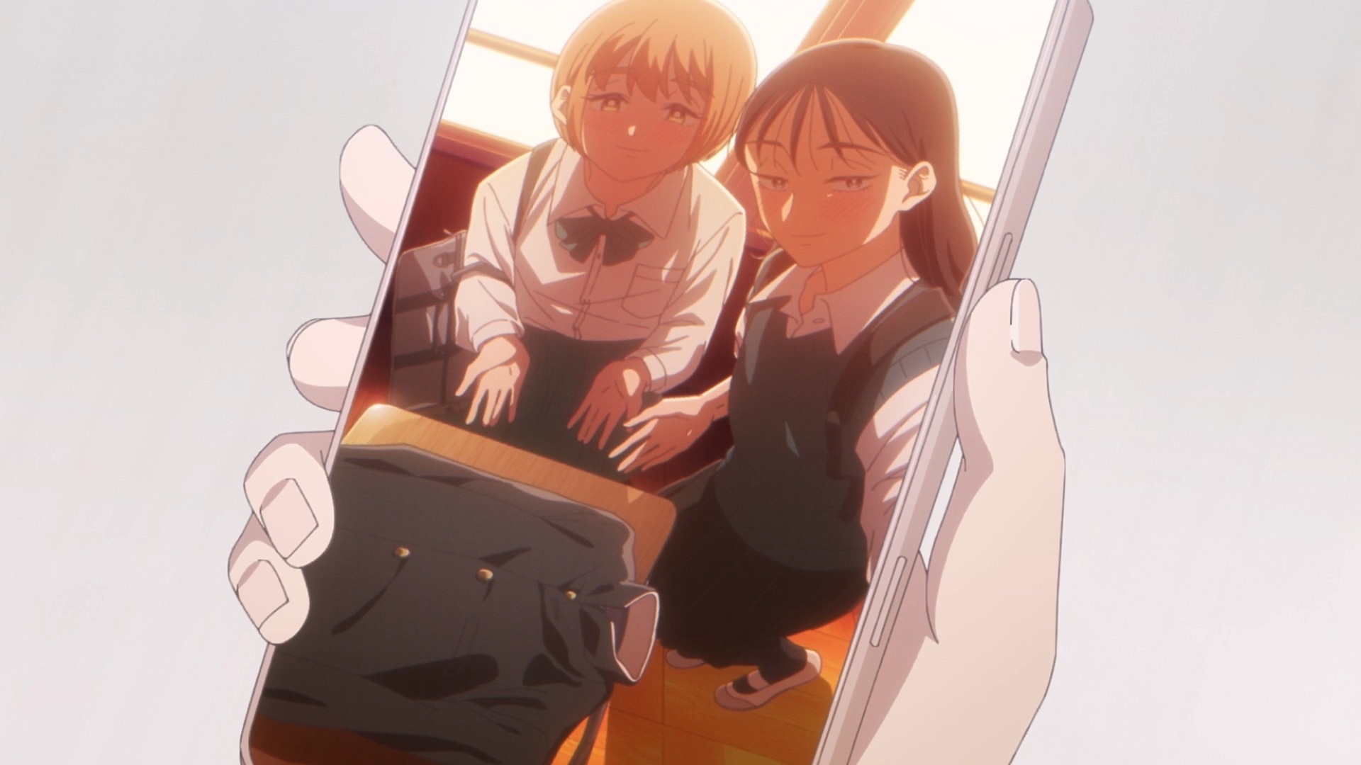 波的手机里存满了与蓝美的合照,最后的台词“好难受”似乎也传达出了波心中深刻的感受。 image