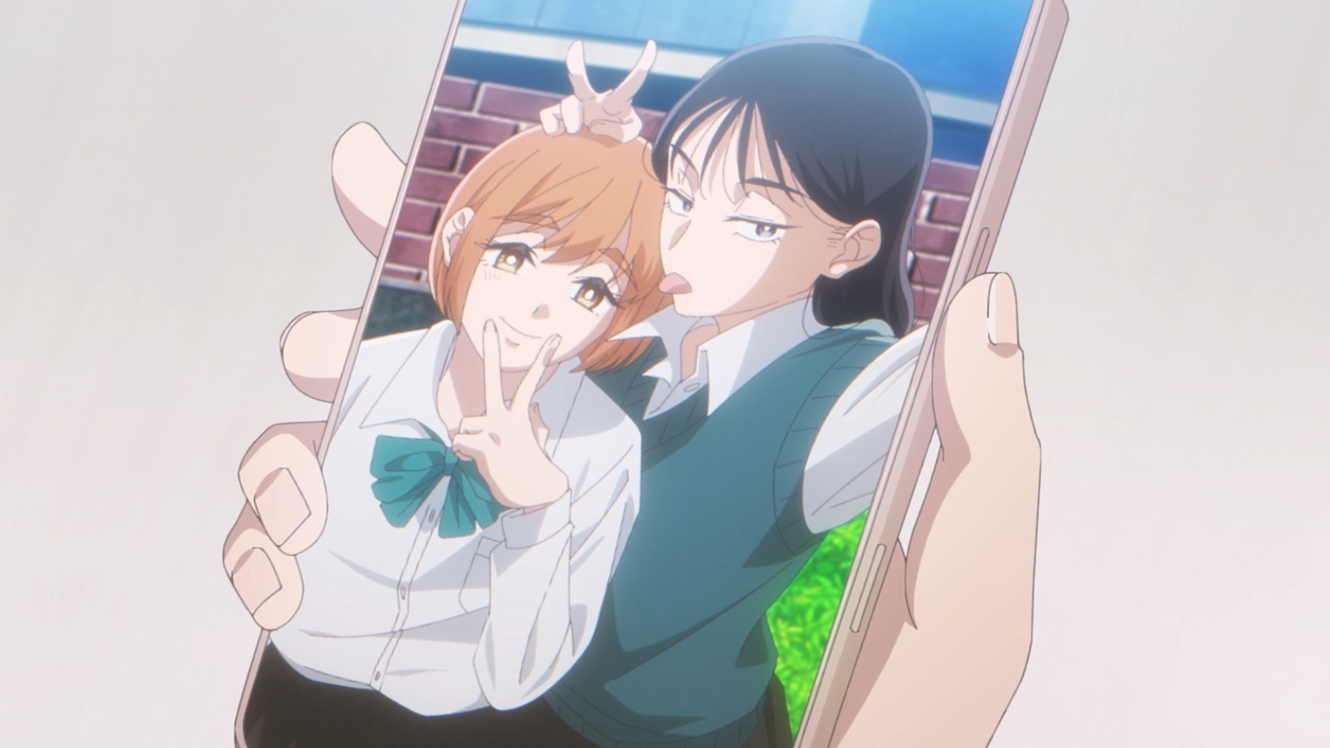 波的手机里存满了与蓝美的合照,最后的台词“好难受”似乎也传达出了波心中深刻的感受。 image