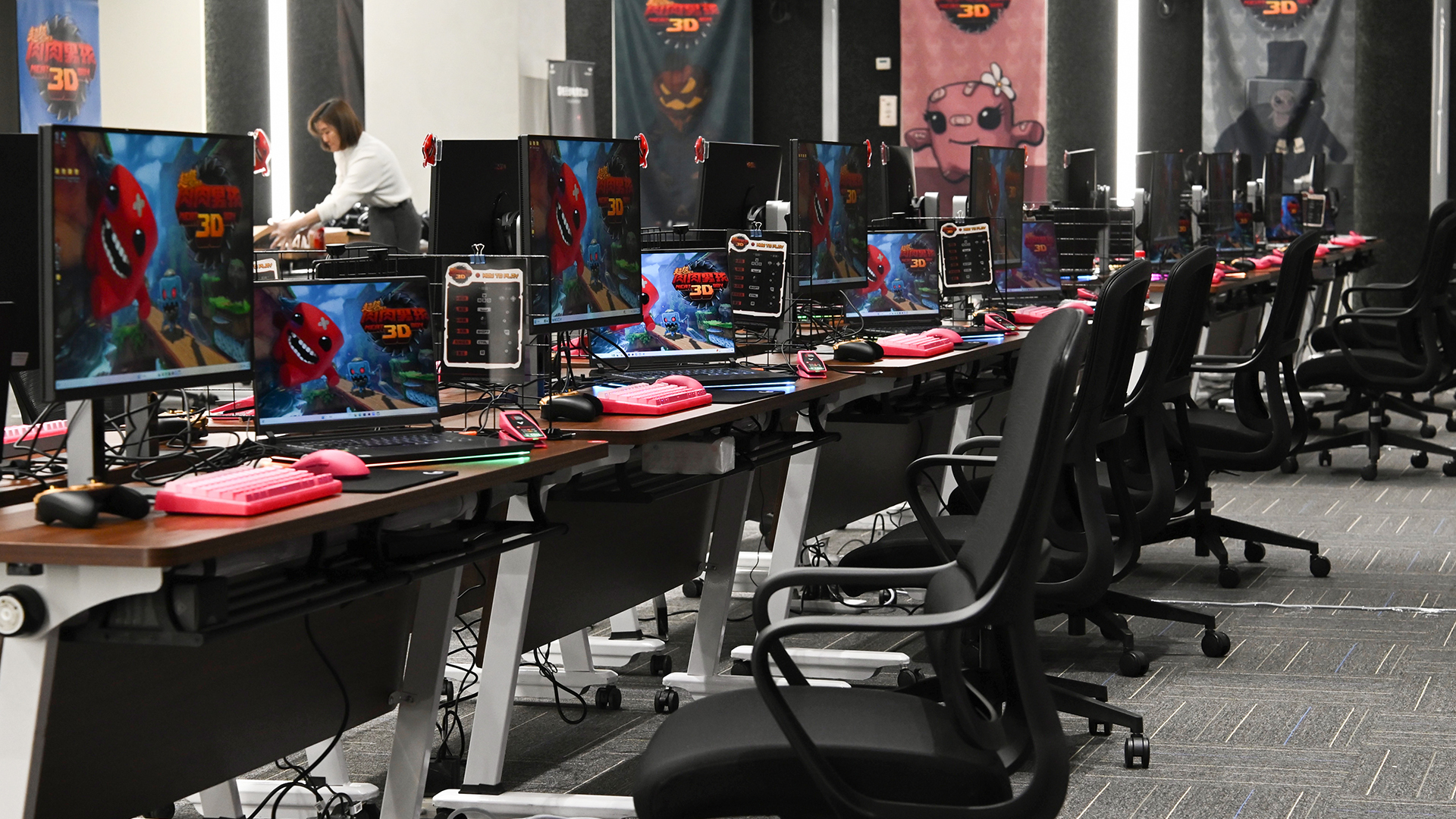 会场装饰的一角。试玩结束后,设有一个有趣的机关,让玩家根据感想将纸屑投进标示为“难”或“不难”的纸箱中 image