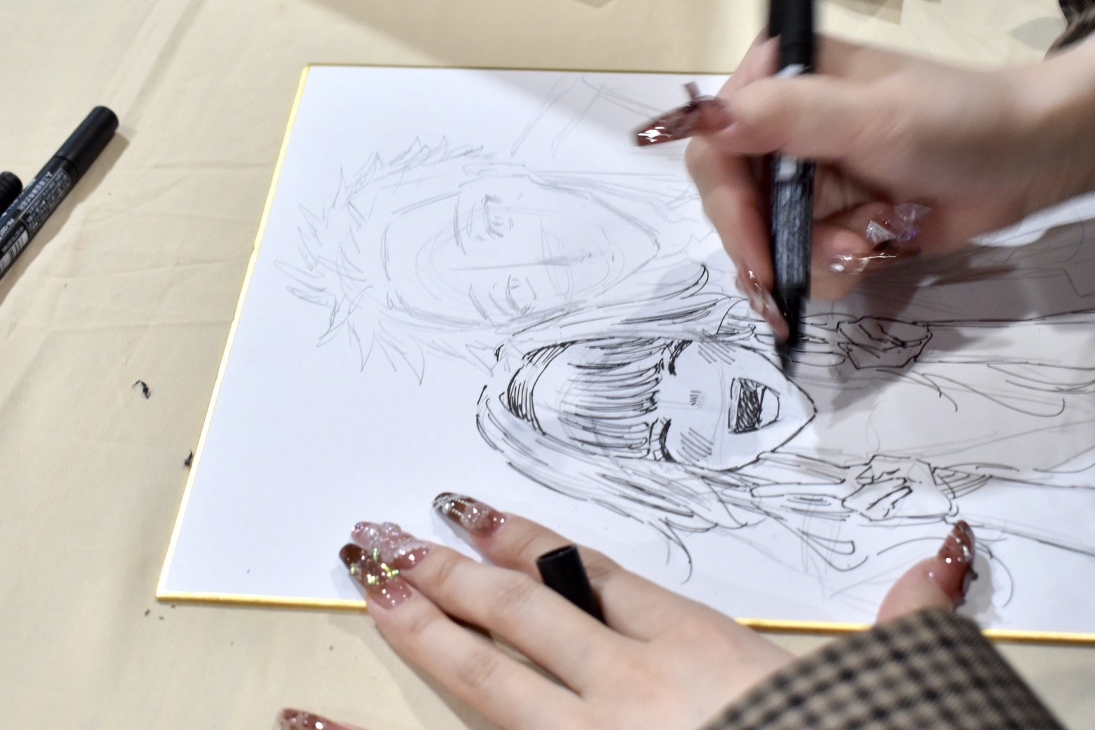 三香见 SAKA 于现场绘制的签名板 image