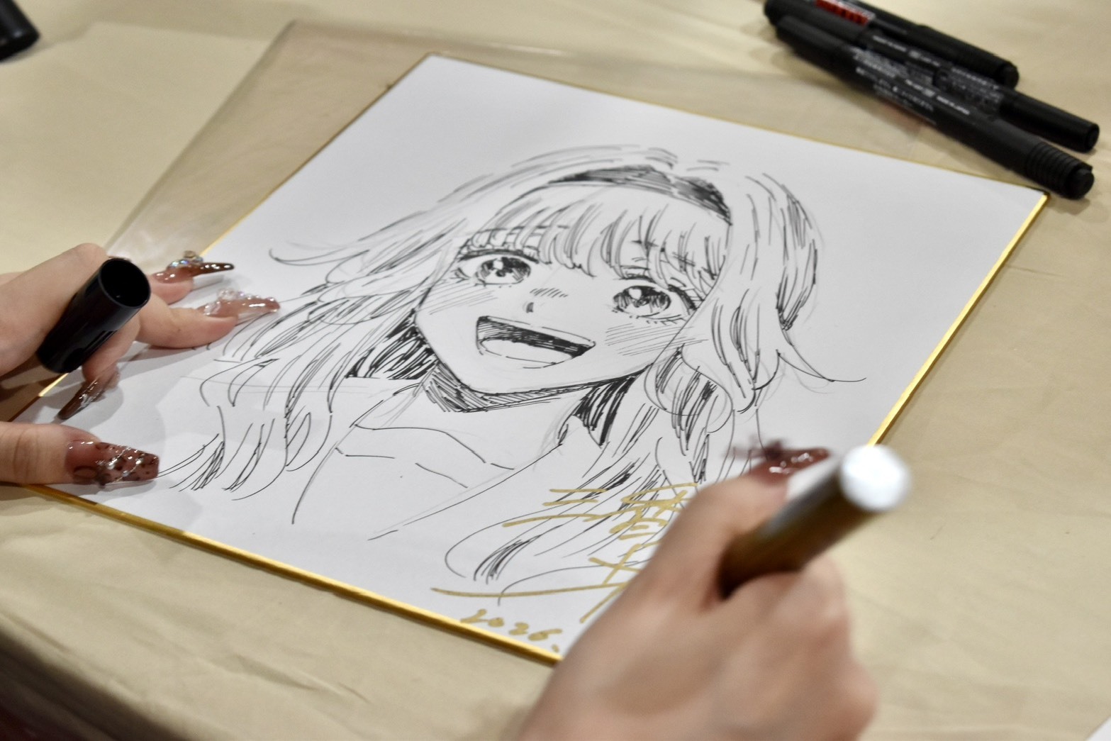 三香见 SAKA 于现场绘制的签名板 image