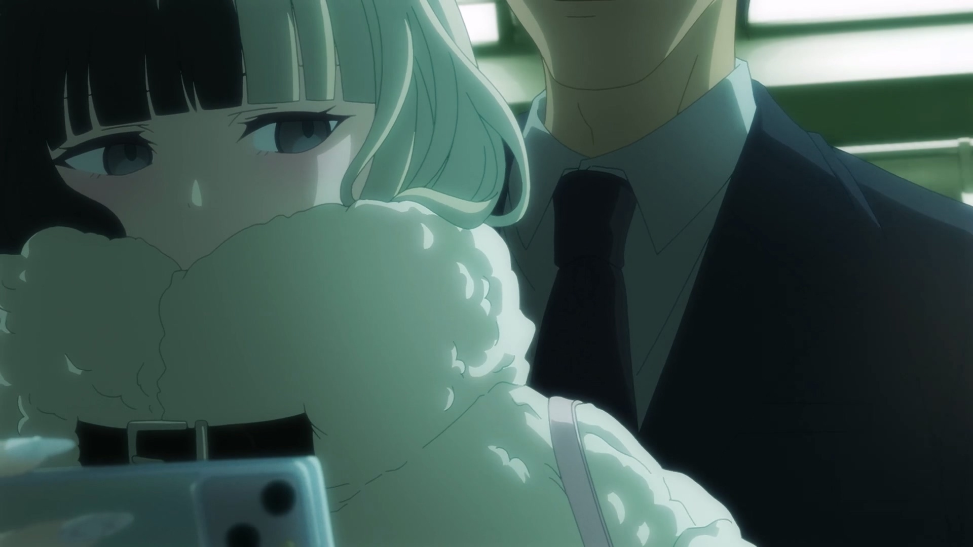 看著超天酱 Live 的卡茜(CV:永瀬アンナ),在车上被背后的大叔贴了上来。 image