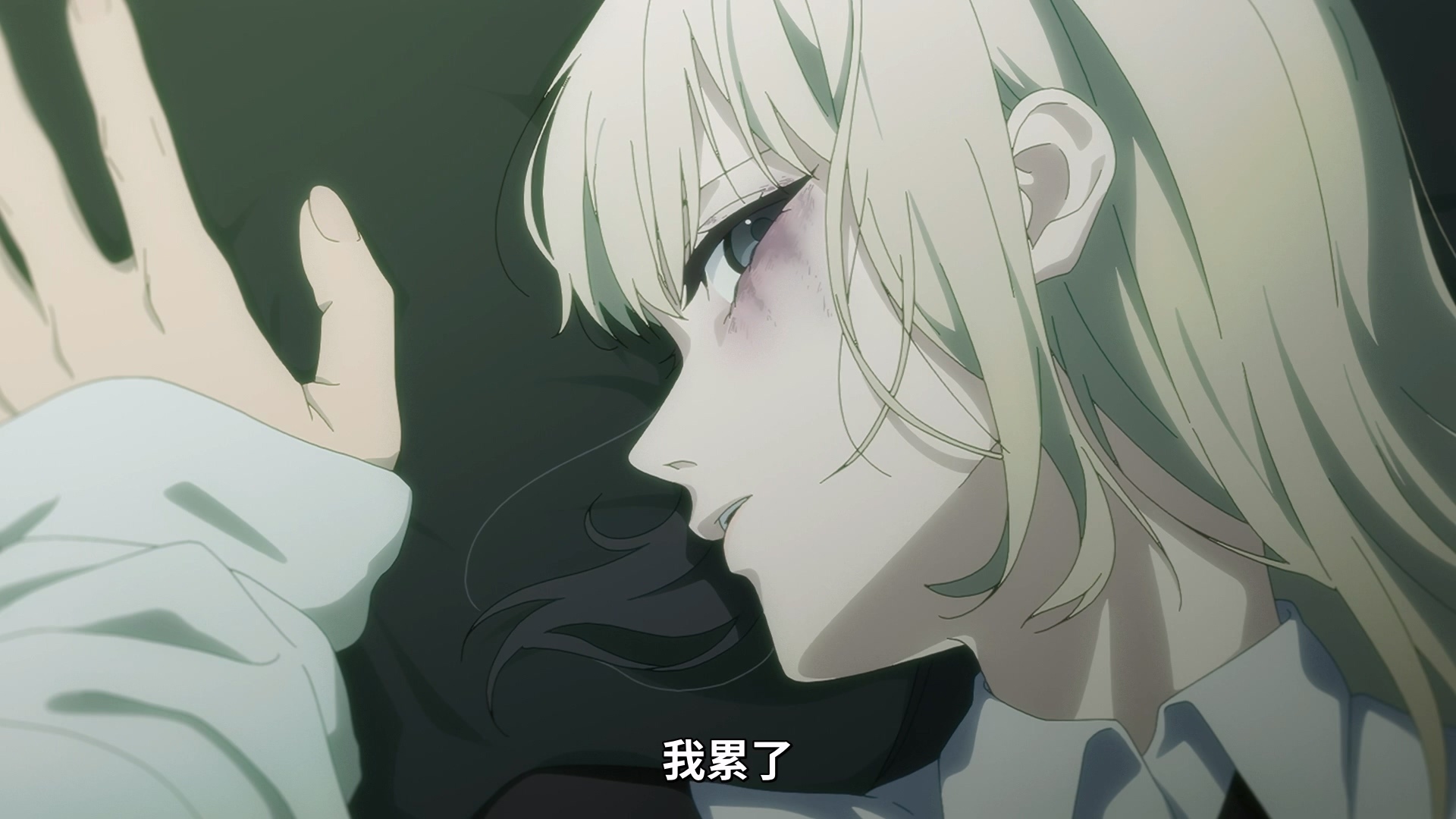 即使卡茜表现出拒绝的态度,男友依然不顾她的意愿。 image