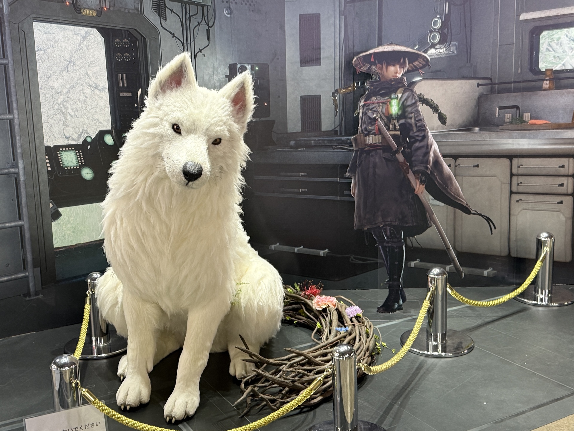 最後附上小彩蛋(?),在 Game Freak 攤位附近、Happinet 攤位出展的《輪迴之獸(Beast of Reincarnation)》。該攤位提供了試玩,並設有可以與等身庫烏合照的拍照打卡點。毛茸茸的! image