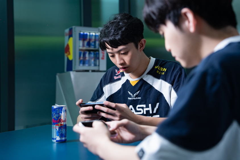 玩家於四大超商或指定通路購買 Red Bull 並至 Red Bull LINE 官方帳號登錄發票,累積滿3罐並完成《Garena 傳說對決》10週年問答挑戰,即可獲得聯名虛寶序號及傳說對決十週年大巨蛋特別活動套票抽獎機會。(Red Bull提供) image