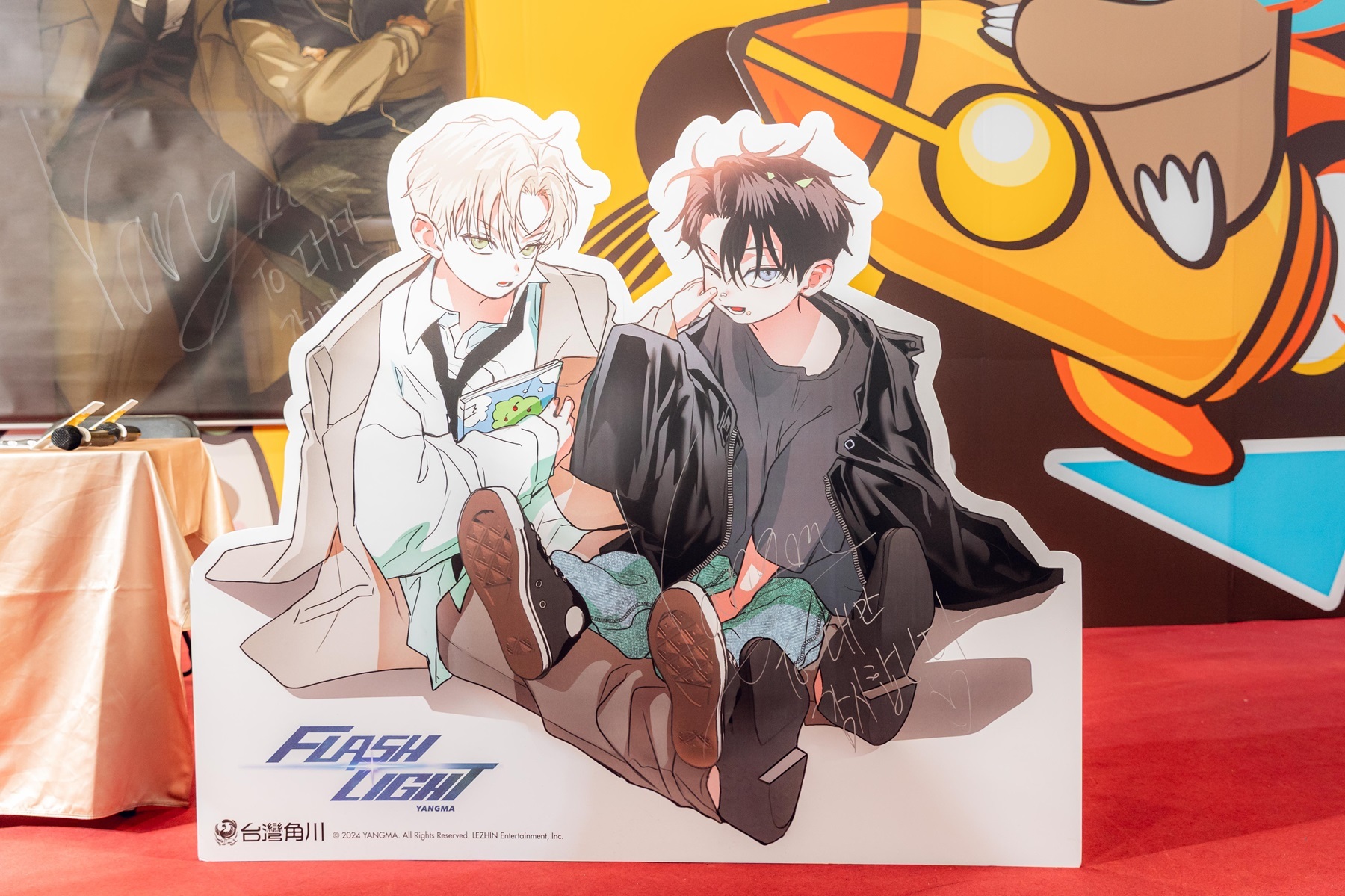 《FLASHLIGHT》作者 YANGMA 在大掛軸和人形立牌上簽名並寫上 To 台灣,非常感謝♡ image